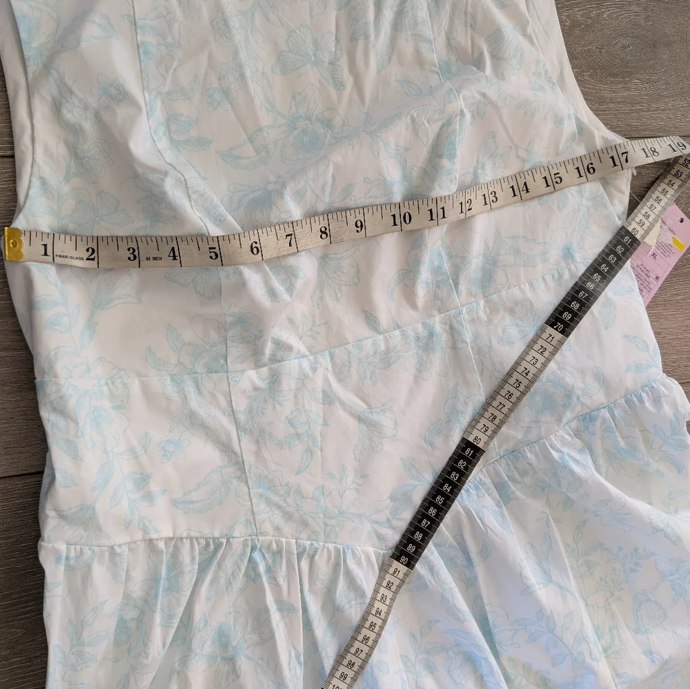 NWT Chic White and Blue Floral  Dress - Picture 7 of 7